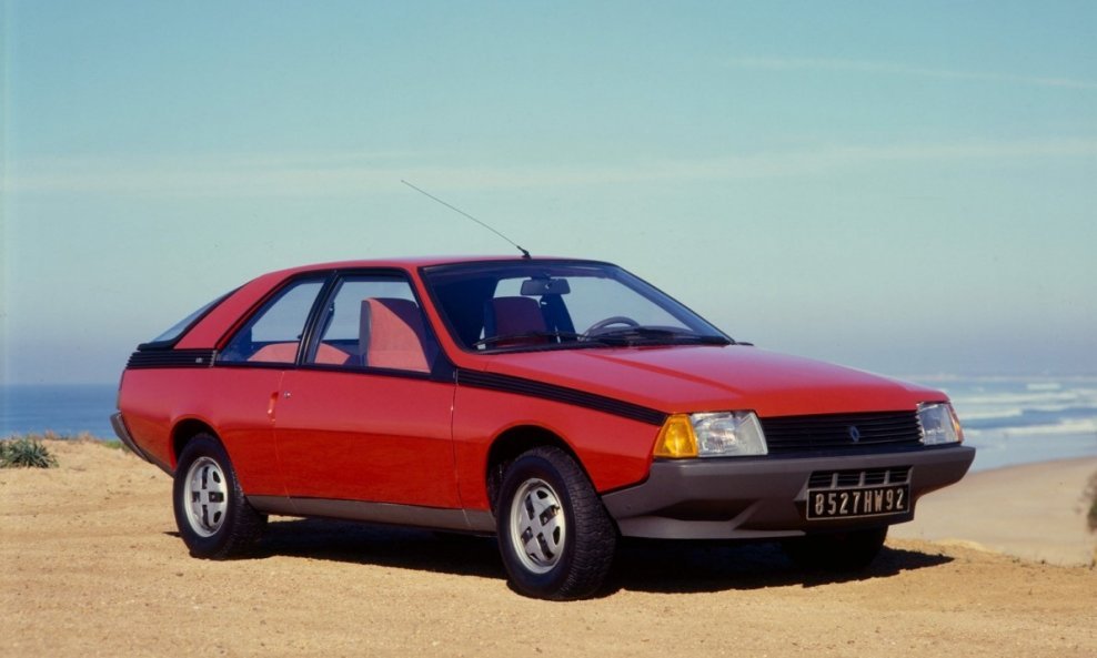 Renault Fuego (1980.) potječe iz Renaulta 18, dok je stil njegovih linija, ojačan crnom trakom s velikim zaobljenim stražnjim dijelom, bio posve nov