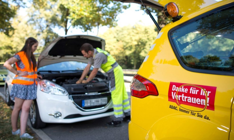 Djelatnik ADAC-a otklanja kvar na zaustavljenom vozilu