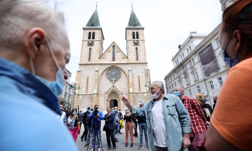 Prosvjednu šetnju ispred katedrale Srca Isusova u Sarajevu nakratko je zaustavio manji verbalni incident