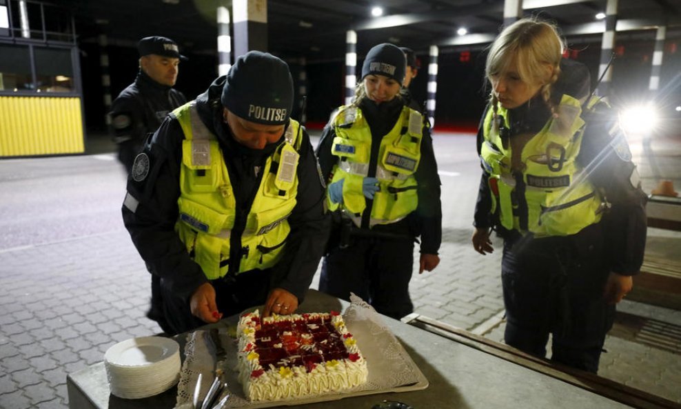 Djelatnici na granici Estonije proslavili su završetak dužnosti uz tortu