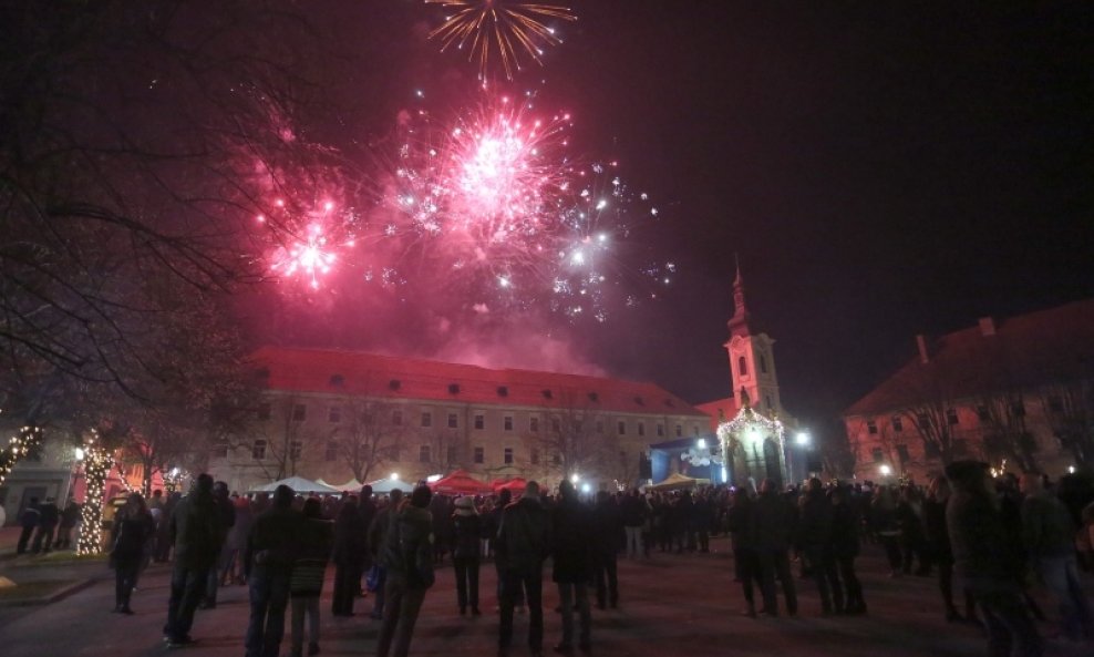 Karlovac - Doček Nove 2016. godine uz grupu Vatra (2)