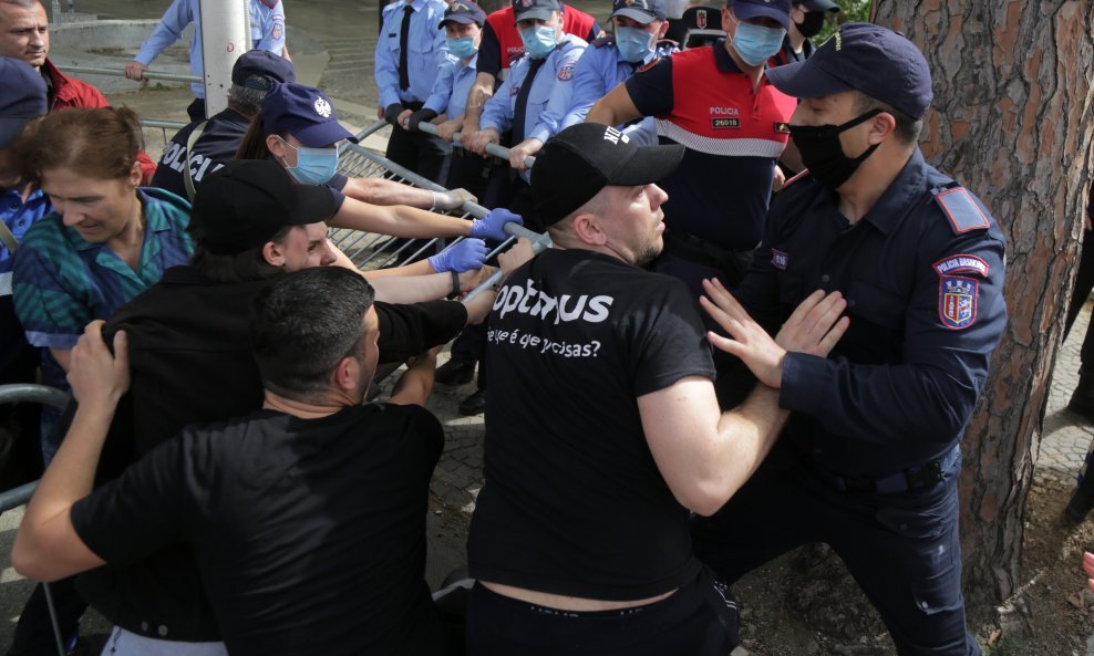 Protest u Tirani protiv rušenja kazališta