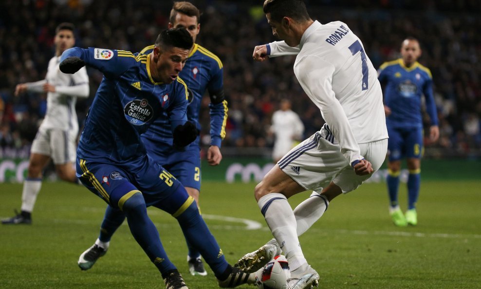 Football Soccer - Real Madrid v Celta Vigo - Spanish King's Cup - Santiago Bernabeu stadium, Madrid, Spain - 18/01/17 Real Madrid's Cristiano Ronaldo (R) and Celta Vigo's Facundo Roncaglia in action.  REUTERS/Juan Medina