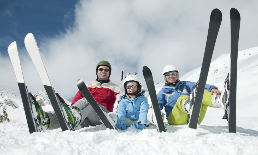 obitelj putovanja skijanje
