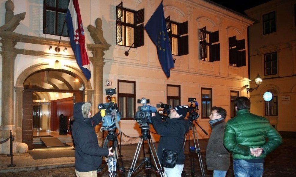 novinarske ekipe pred Vladom su bile do kasno u noć