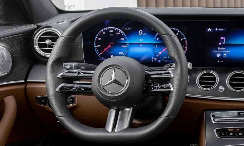 Svi oni koji malo pažljivije pogledaju primijetit će maštovit novi upravljač na nekim slikama s premijere nove limuzine Mercedes-Benz E-klase, ali ne postoji samo jedan dizajn kola volana