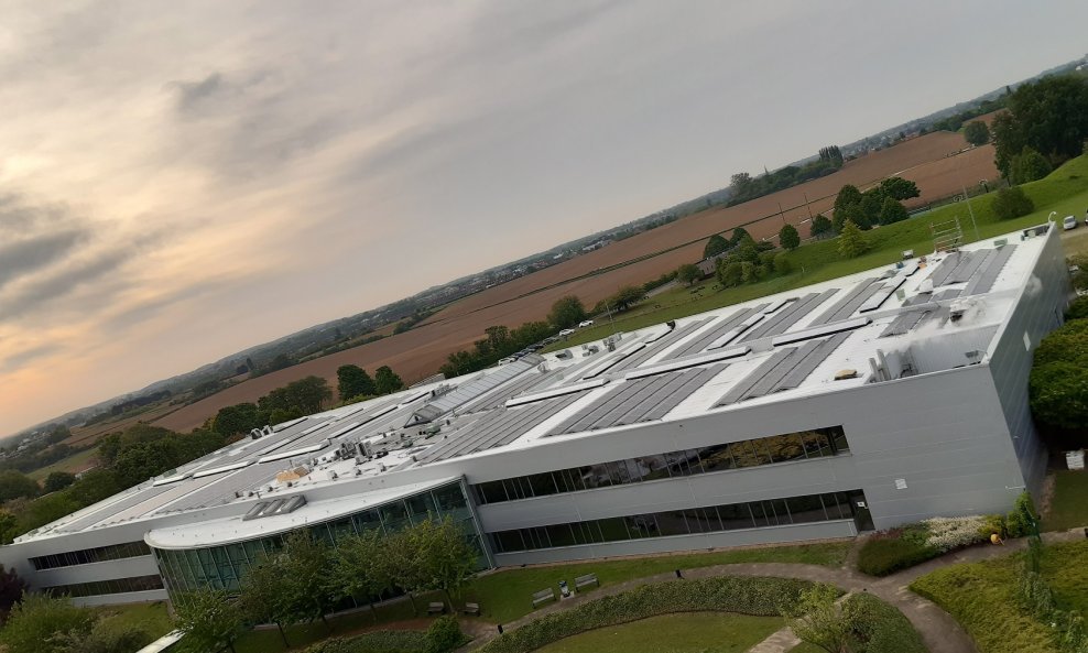 1400 solarnih panela je postavljeno na krov Toyotinog postprodajnog centra u Bruxellesu, Belgija