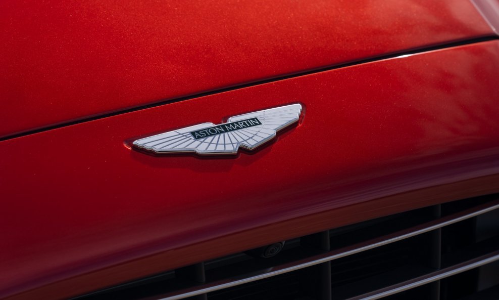 Aston Martin logo na DBX-u
