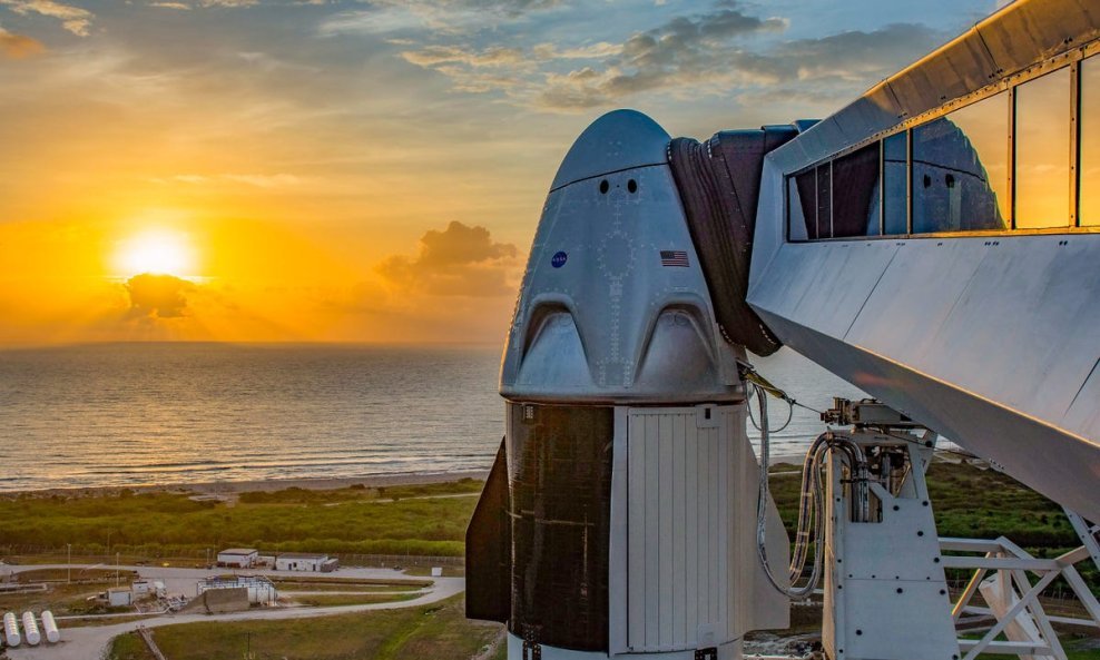 Crew Dragon i Falcon 9 na uzletištu