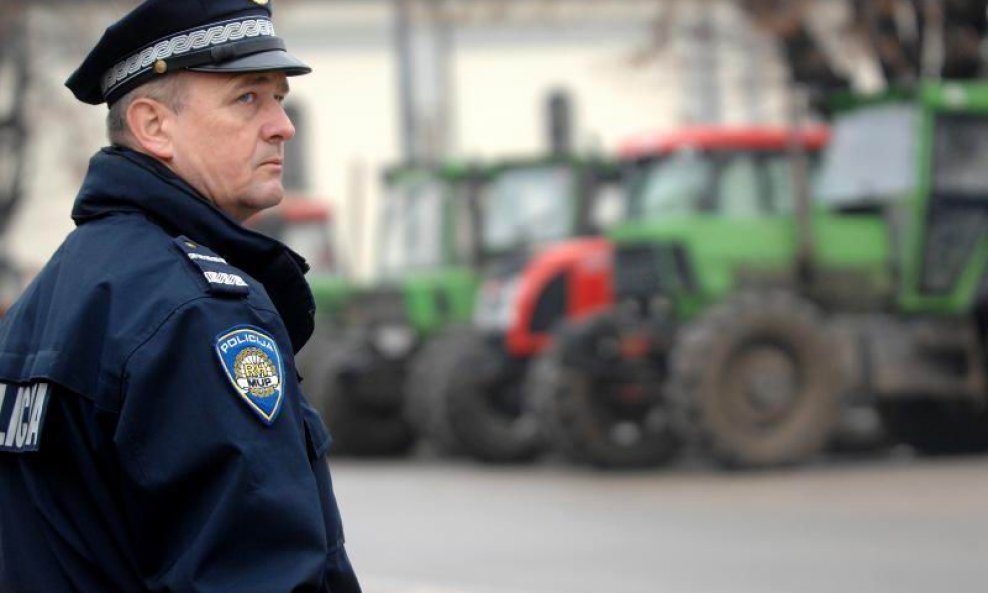 seljaci prosvjed - univerzalna policajac traktori