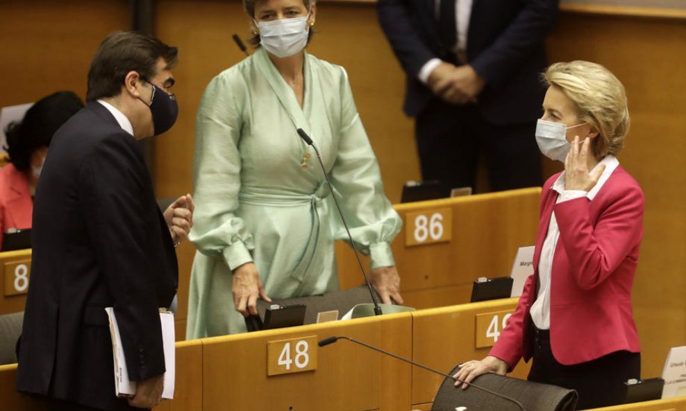 Margaritis Schinas, Margrethe Vestager i Ursula Von Der Leyen u Europskom parlamentu