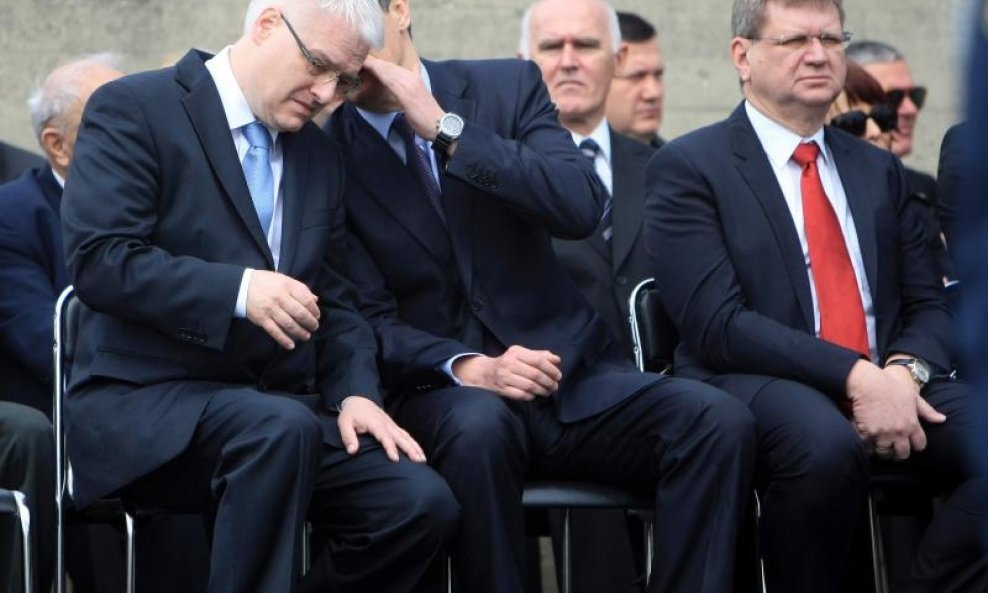Josipović Milanović šaputanje u uho Mrsić