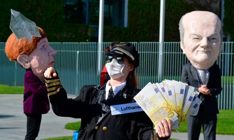 Prosvjed protiv njemačke državne pomoći zrakoplovnoj kompaniji Lufthansa. Prosvjednici odjeveni u pilote nose maske kancelarke Angele Merkel i ministra financija Olafa Scholza