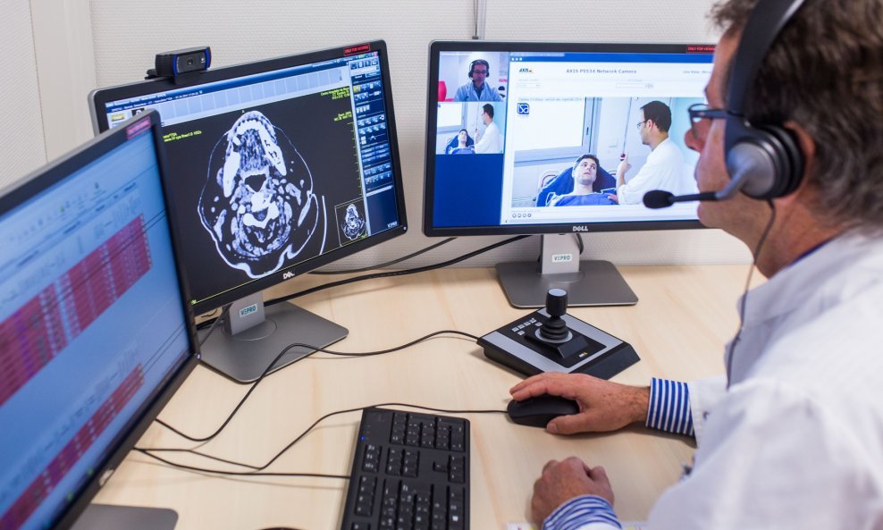 Obrada pacijenta sa simptomima moždanog udara u bolnici Blaye - pregled i potvrda nalaza CT-a i angiografije na neurologiji bolnice u Bordeauxu u Francuskoj