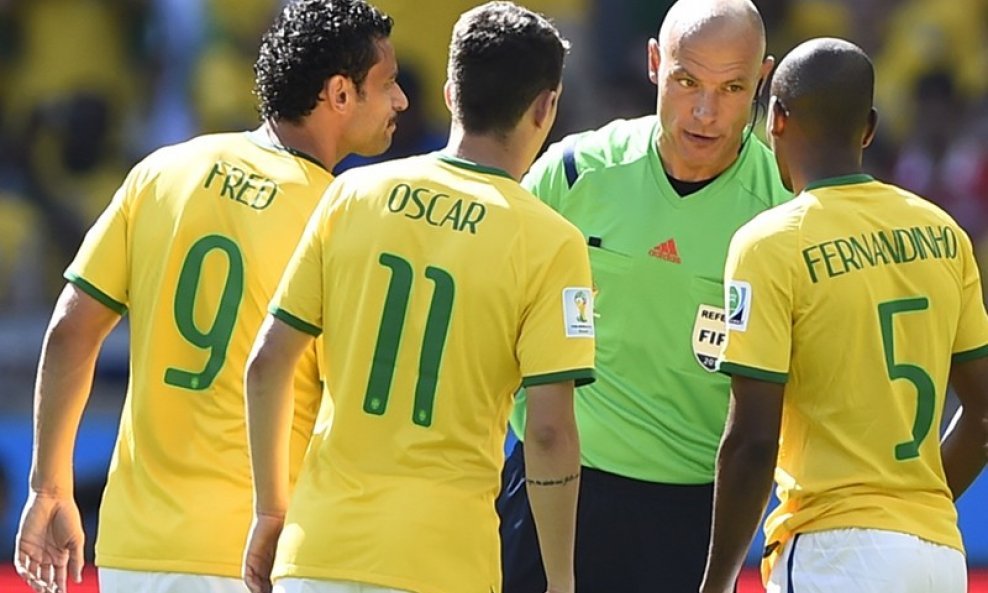 Brazil - Chile, Fred (9) ,Oscar (11), Fernandinho (5) i sudac Howard Webb