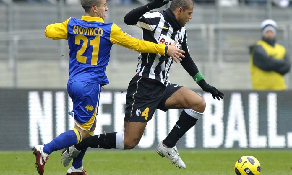 Felipe Melo (Juventus) u dvoboju s Giovincom (Parma)