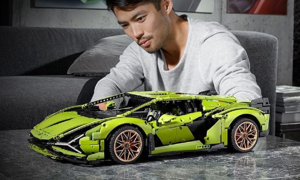 Model LEGO vjerni je prikaz originalnog Lamborghinija Siána FKP 37 u privlačnoj limeta zelenoj boji sa zlatnim felgama