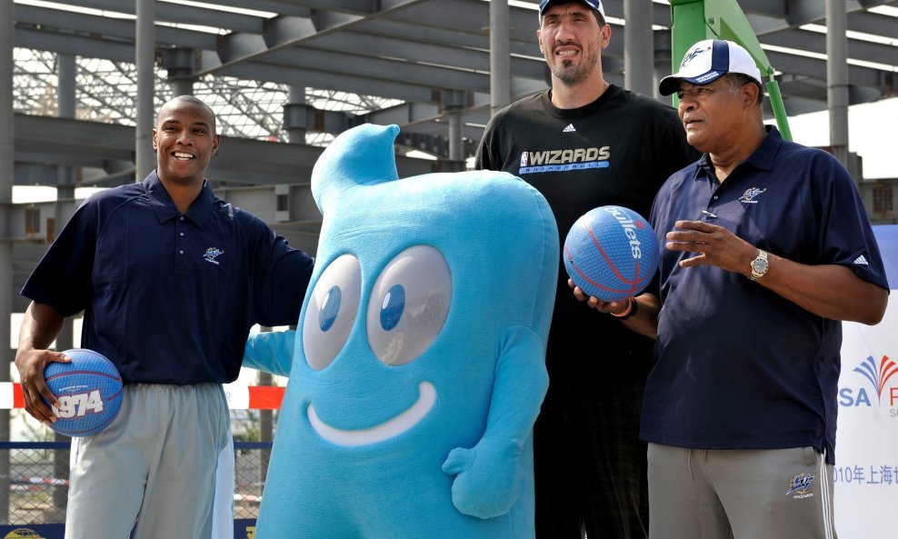 Caron Butler, Gheorghe Muresan i Wes Unseld