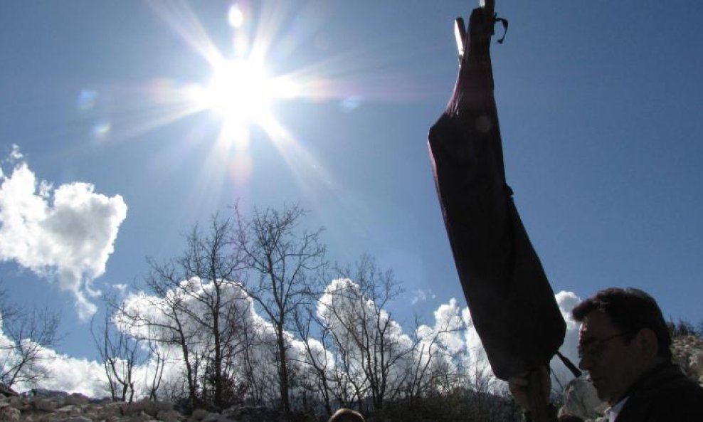 Razapeta Crkva u vrelim ljetnim danima raspelo križ sunce