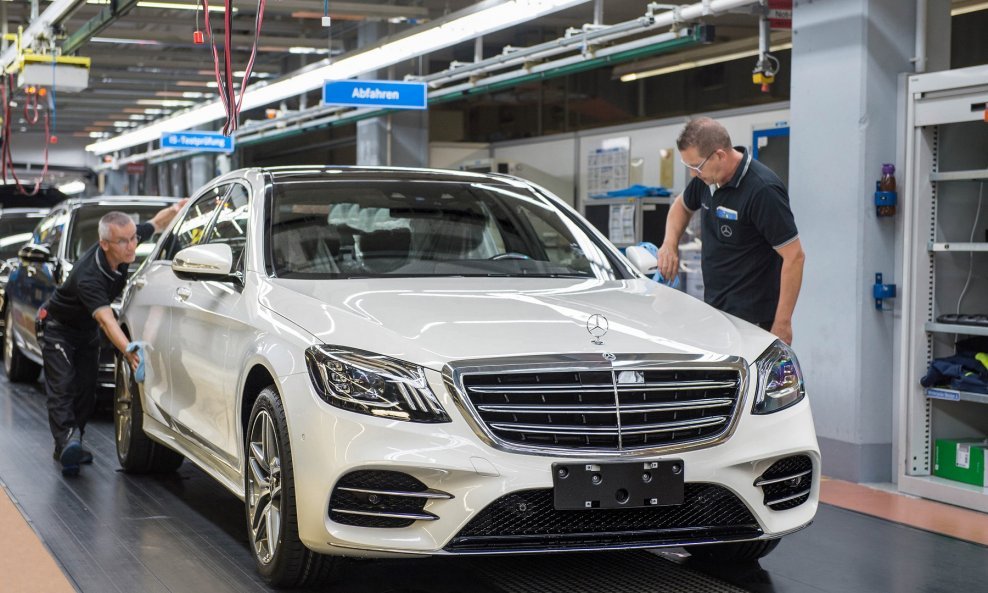 Sastavljanje S-klase u tvornici Mercedes-Benza u Sindelfingenu, Njemačka, je isto tako bilo obustavljeno za vrijeme COVID-19 krize