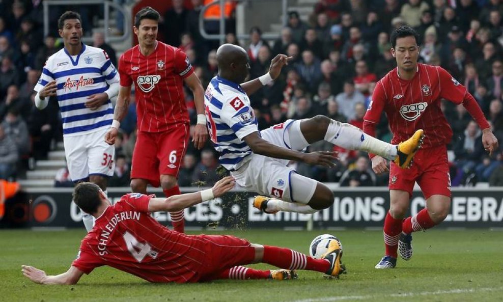 Morgan Schneiderlin (leži) vs. Stephane Mbia