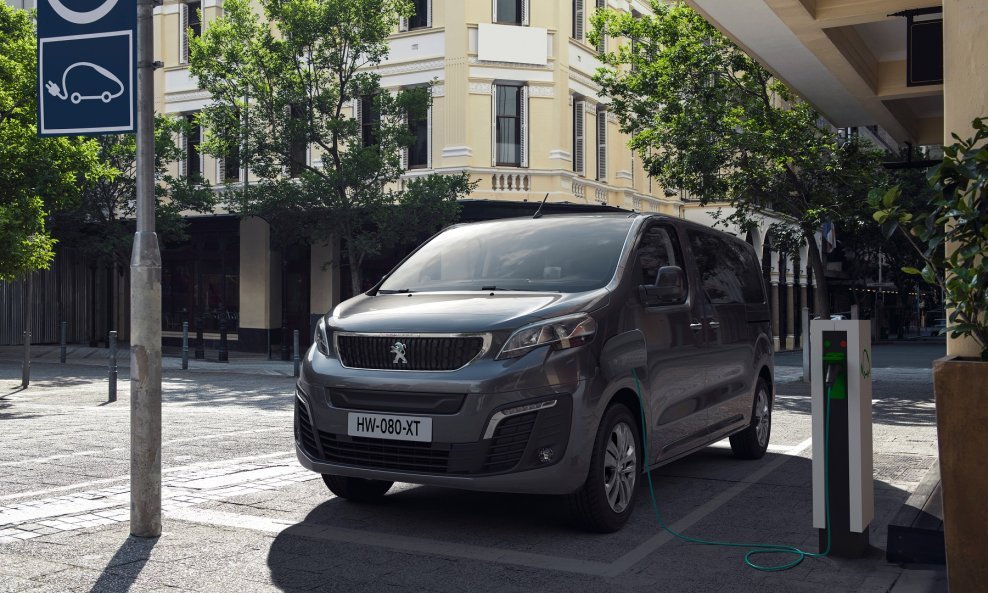 Peugeot e-Traveller je dostupan u 3 duljine: Compact (4,6 m), Standard (4,95 m) i Long (5,3 m)