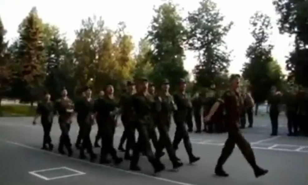 ruski vojnici pjevaju 'bad romance' funvideo