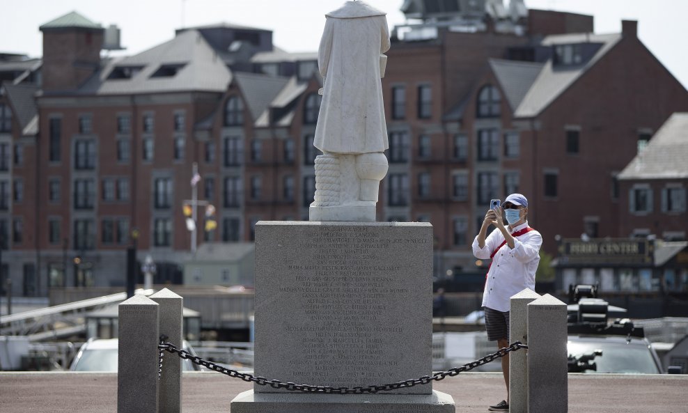 Kolumbov spomenik u Bostonu ostao je bez glave