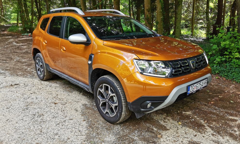 Dacia Duster Prestige 1.0 TCe 100 ECO-G ima tvornički ugrađeni motor koji koristi dva tipa goriva; benzin i ukapljeni naftni plin (UNP)