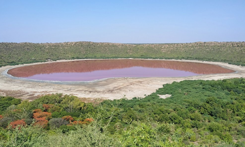 Jezero Lonar nastalo je nakon što je meteorit uraio u Zemlju