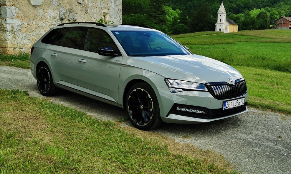 Škoda Superb Combi iV SportLine kombinira benzinski motor 1.4 TSI s električnim motorom, ukupne snage sustava od 218 KS sa 6-brzinskim DSG mjenjačem