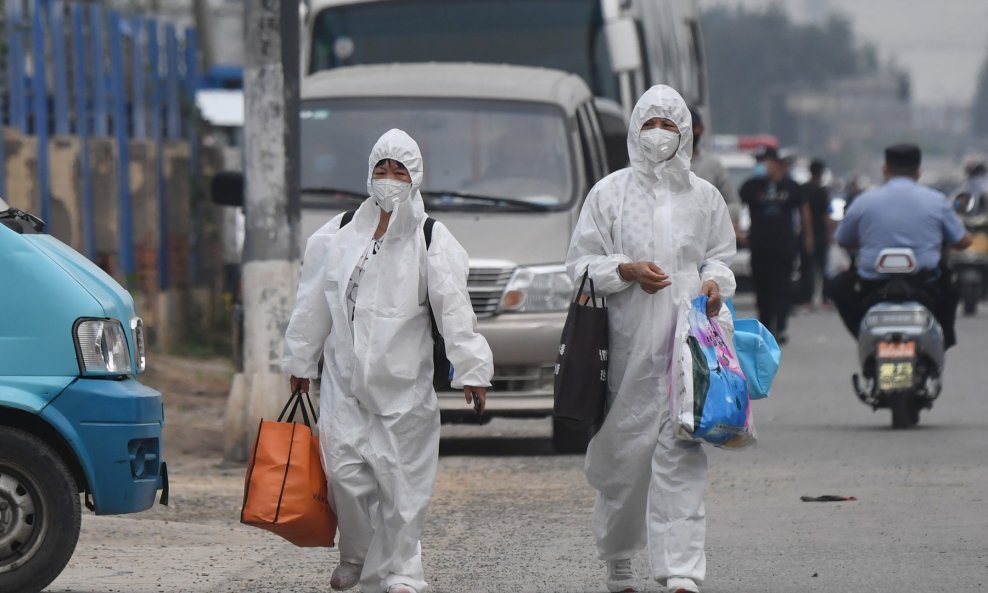 'Novo normalno': dvije žene odlaze u nabavku u blizini zatvorene veletržnice Xinfadi