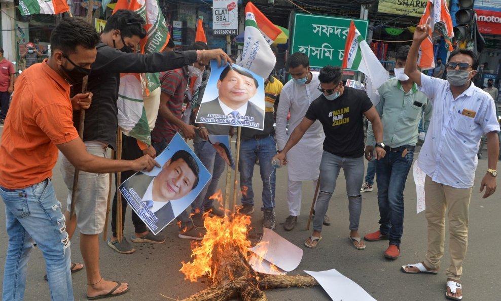 Prosvjed zbog ubojstva 20 indijskih vojnika - paljenje slike kineskog predsjednika.