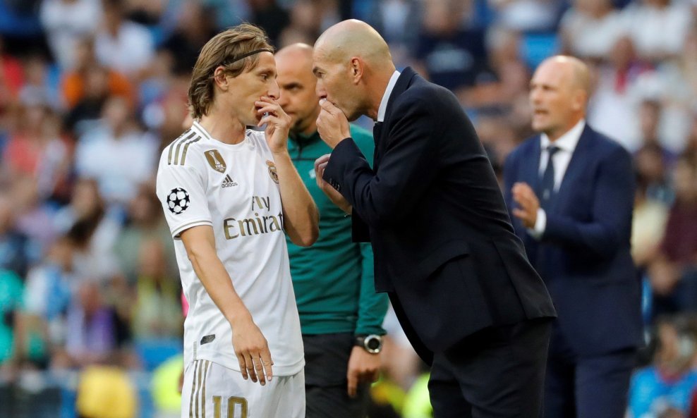 Trener Zinedine Zidane i Luka Modrić