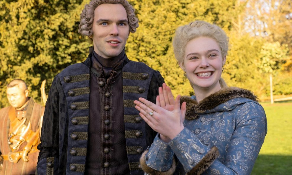 Nicholas Hoult kao Petar III i Elle Fanning kao Katarina Velika u seriji 'Velika'