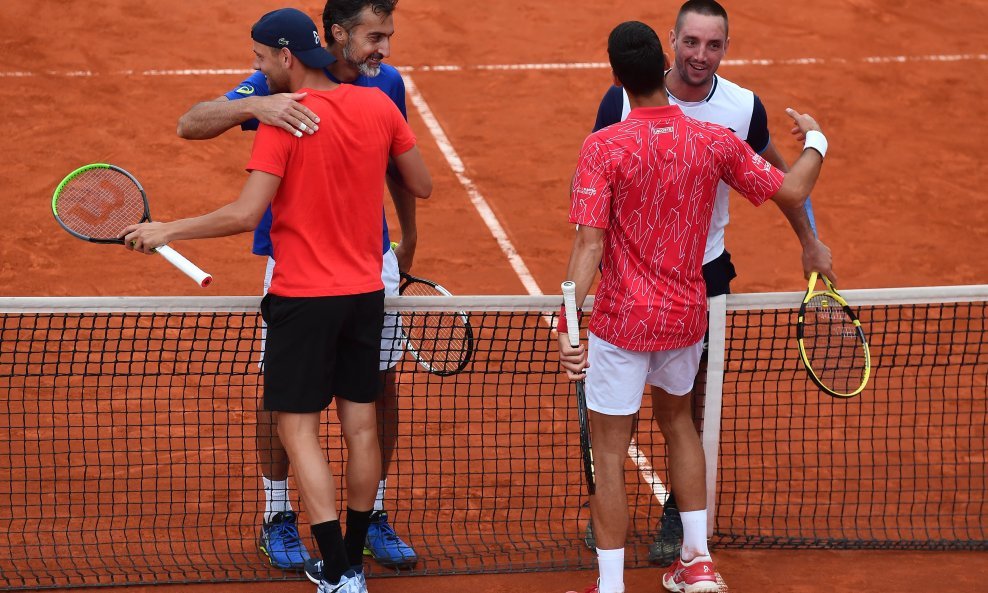 Viktor Troicki grli Novaka Đokovića