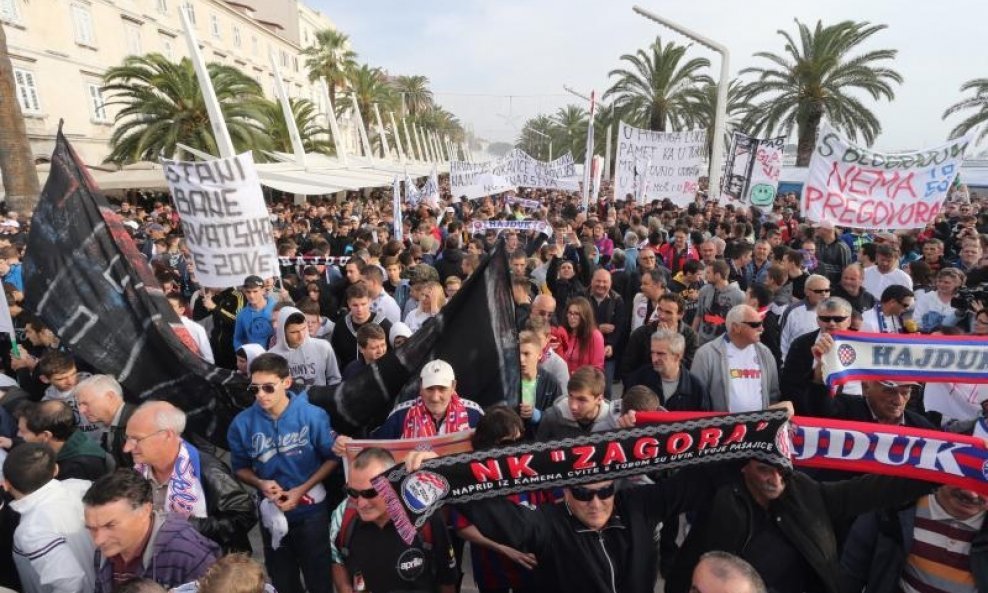 Okupljanje navijača na Rivi uoči prosvjeda protiv HNS-a (14)