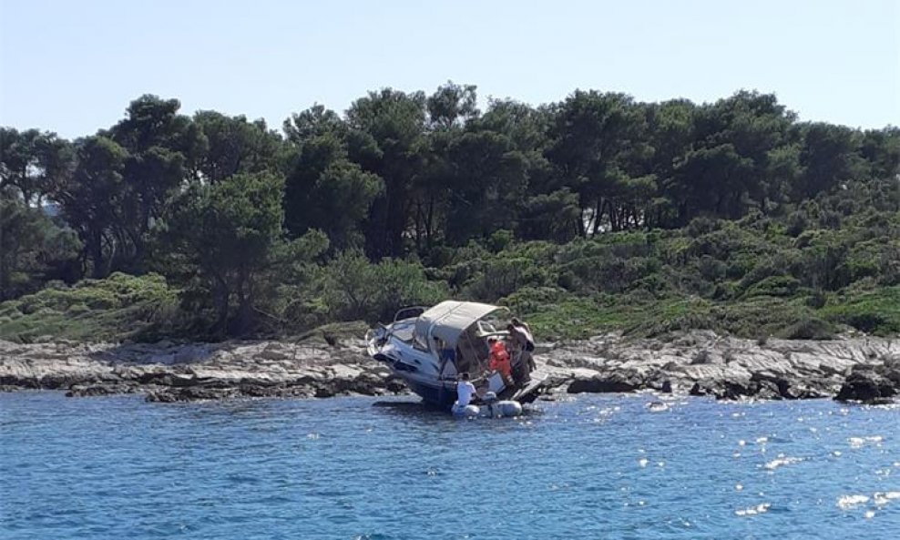 Nasukavanje glisera na otočiću Veli Dužac