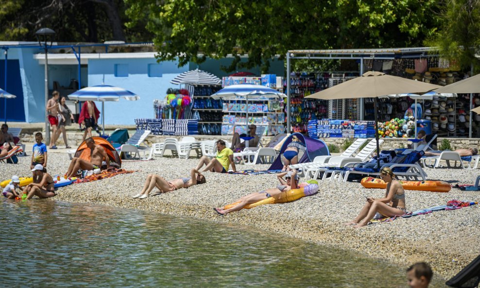 Socijalno distancirani kupači na polupraznoj plaži u Vodicama