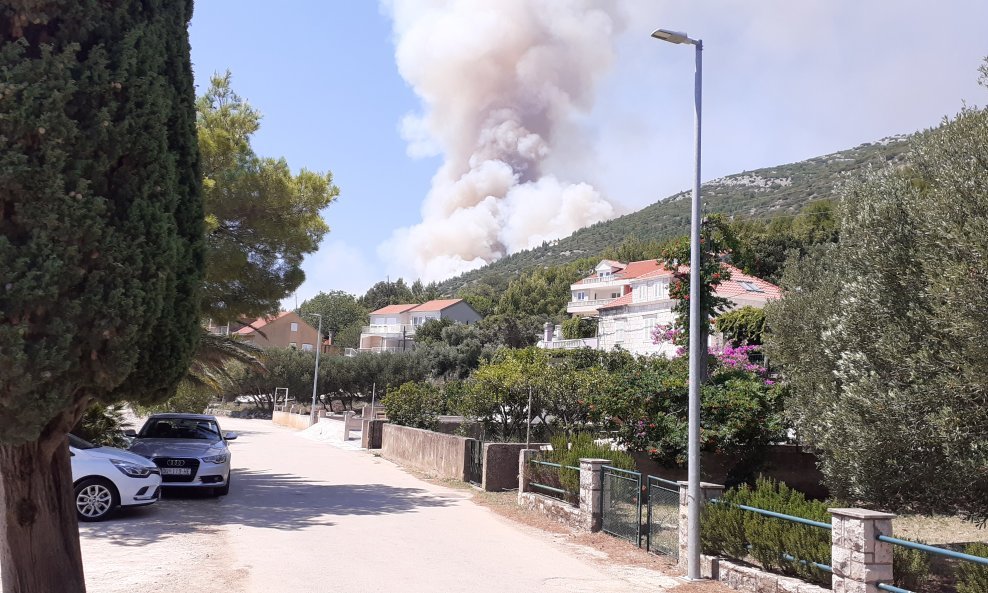 Fotografija požara snimljena na potezu od Kučišta prema Vignju