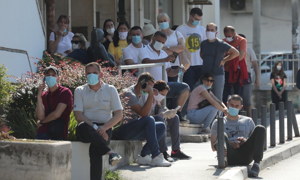 Užice, Srbija - pacijenti u redu pred bolnicom