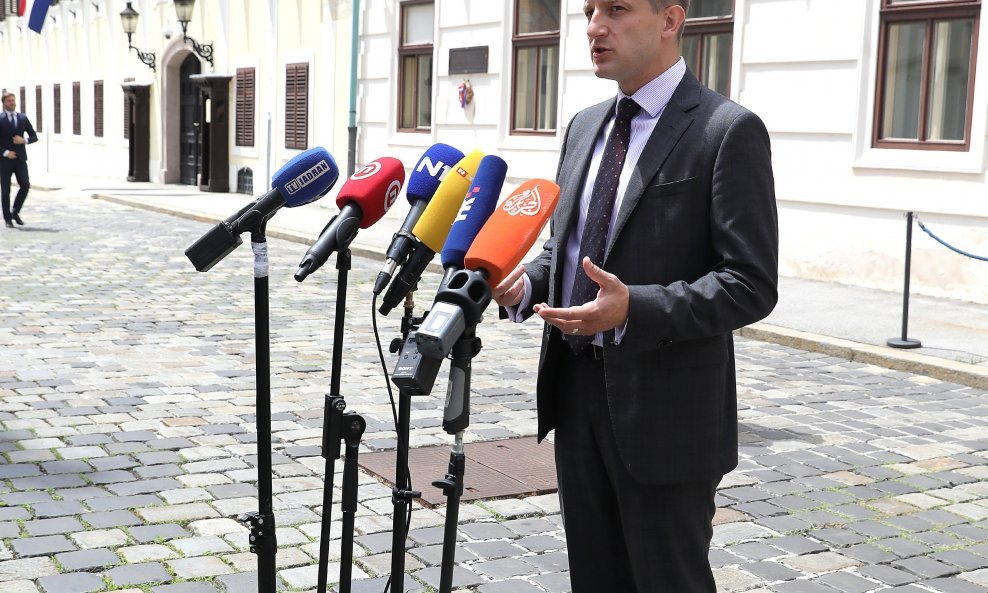 Zdravko Marić komentirao je ekonomske prognoze EK ispred zgrade Vlade RH