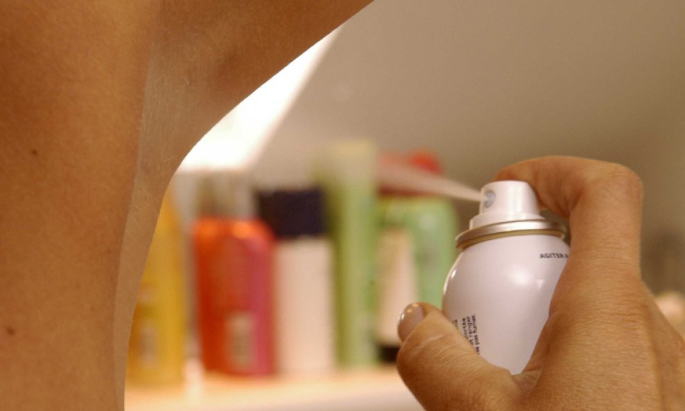 stavljanje deodoransa mirisa parfema ruka pazuh