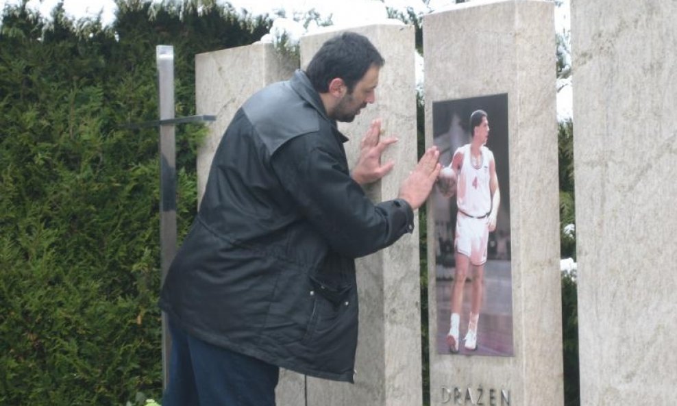 Vlade Divac na grobu Dražena Petrovića