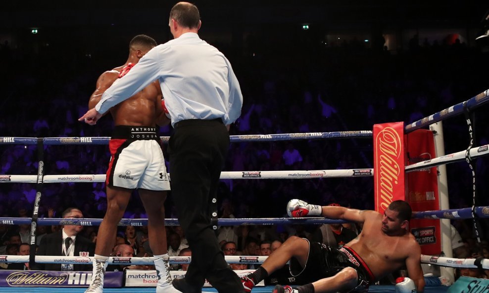 Anthony Joshua (l) i  Eric Molina