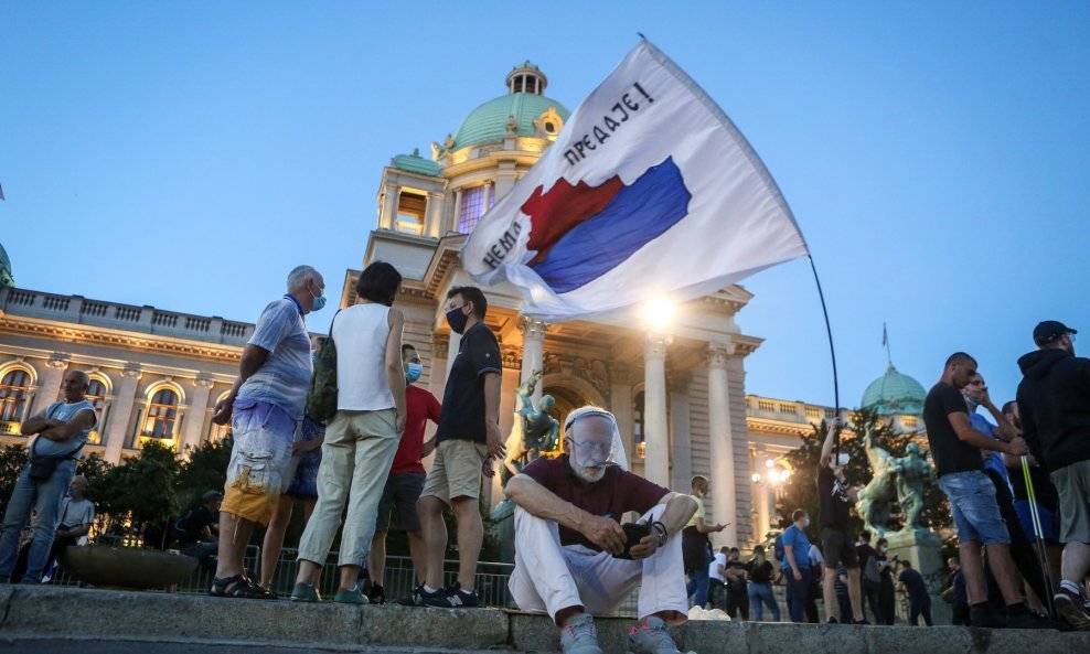 Ljudi drže zastavu s mapom Kosova ispred Narodne skupštine u Beogradu / ilustracija