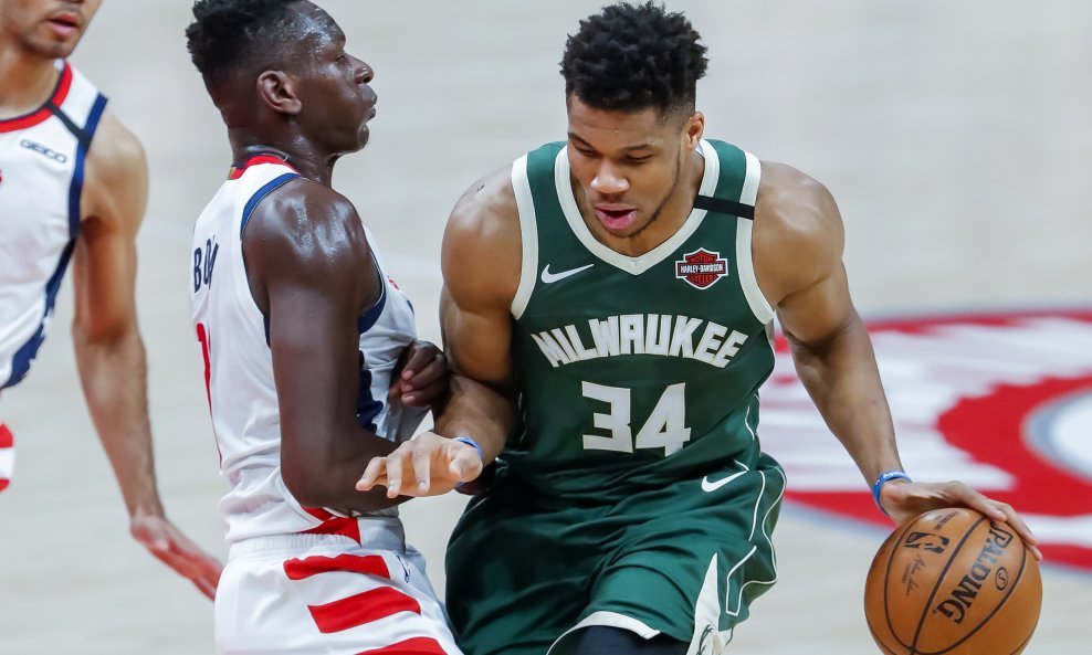 Giannis Antetokounmpo (u zelenom dresu)