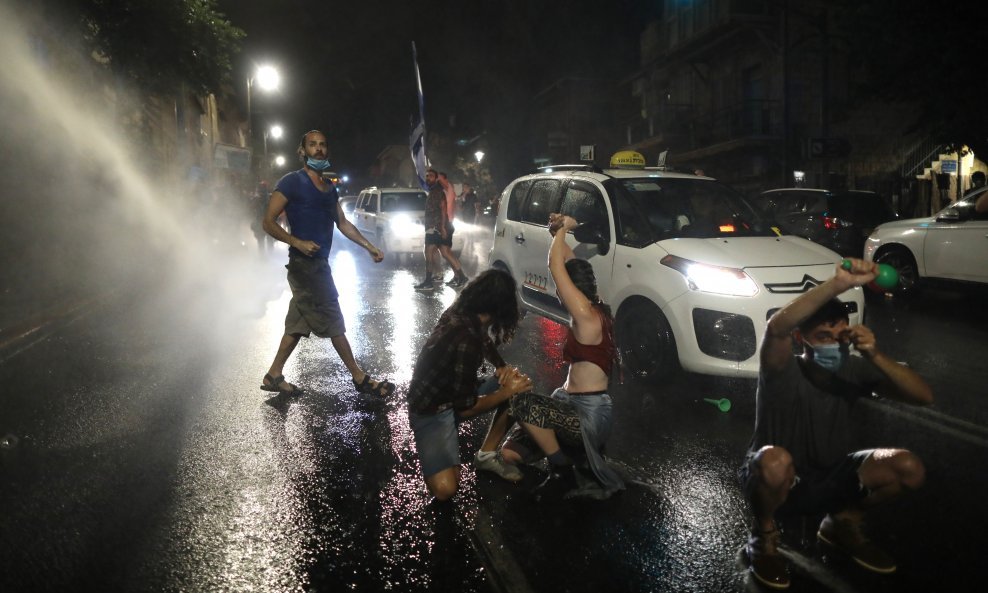 Prosvjednike u Jeruzalemu policija je rastjerivala vodenim topovima