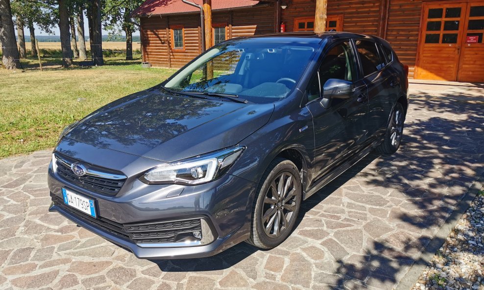 Subaru Impreza 2.0i e-BOXER Lineartronic Premium je sjajno koncipiran model, koji koristi inteligentno osmišljen blagi hibridni pogon e-BOXER i stalni Subaruov pogon na sva četiri kotača Symmetrical AWD