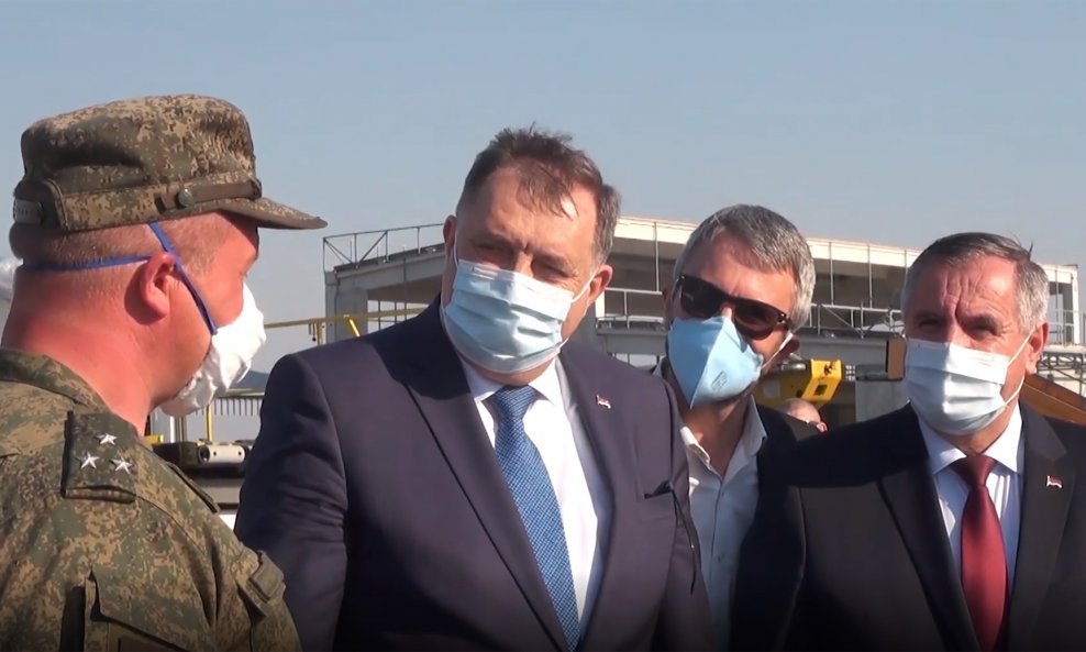 Milorad Dodik sa suradnicima dočekuje pomoć u ljudstvu iz Rusije